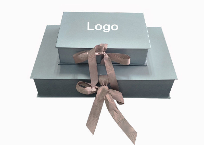 Màu kim loại Papercraft Gift Box Embossed Logo cho quần áo trẻ em bao bì nhà cung cấp