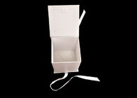 Hộp carton vuông phẳng màu trắng carton với Ribbon mở / đóng cửa nhà cung cấp